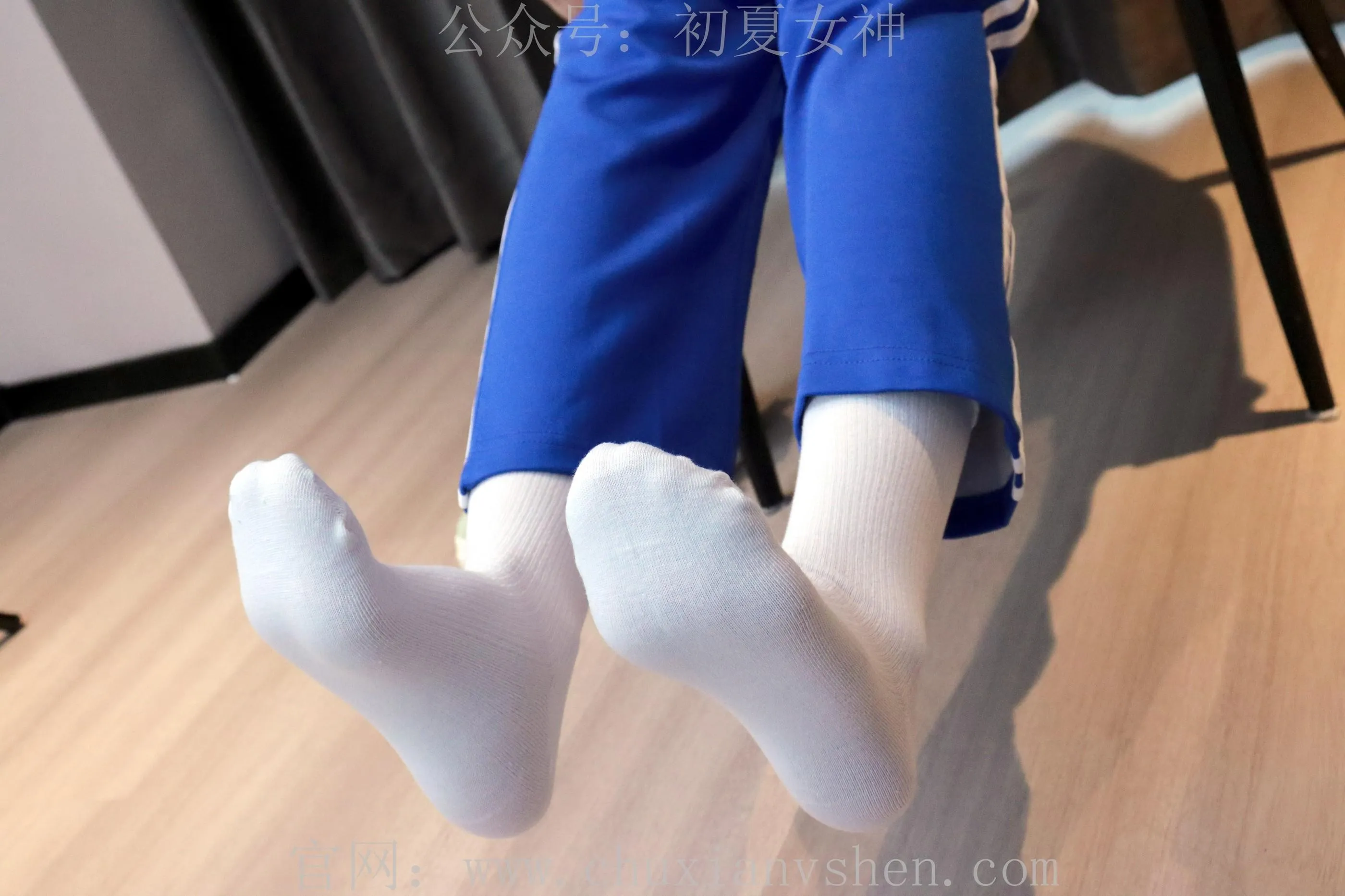 初夏女神 NO.001 依依校服搭配37码运动鞋拍摄 [126P]插图6